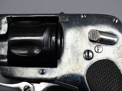 null Beau petit revolver à 5 coups hammerless type Bulldog calibre 6,35. Bronzage...