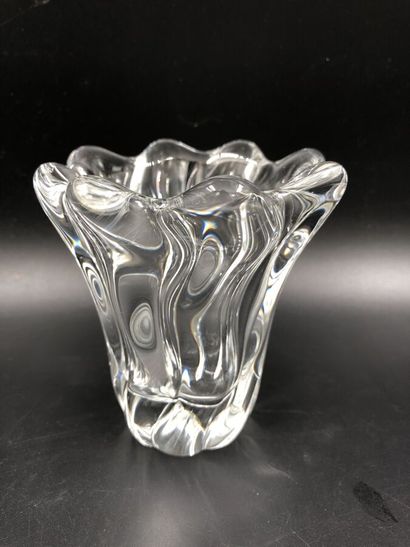 null DAUM France, un petit vase en cristal signé, hauteur 10,5o cm