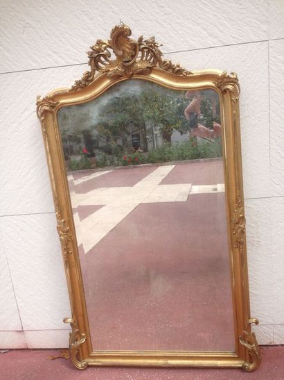null Un miroir en stuc doré, style Louis XV, 144 x 85 cm (petits manques)
