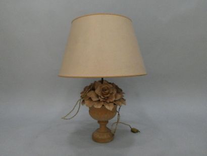 null Une lampe en terre cuite moderne en forme de panier fleuri, hauteur 40 cm (petits...