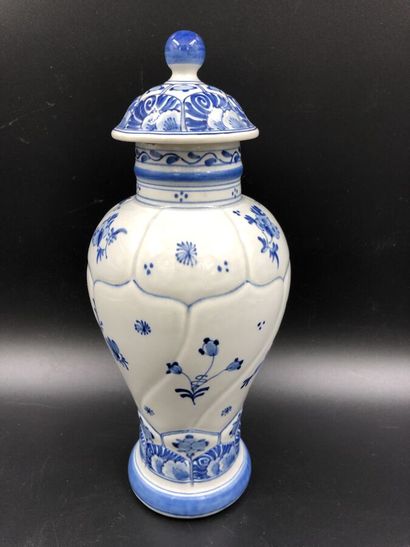 null DELFT un vase couvert de forme balustre à décor en camaïeux bleu, hauteur 28...