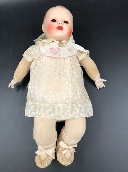 null RAYNAL une petite poupée en celluloïd, longueur 37 cm (yeux à refixer)