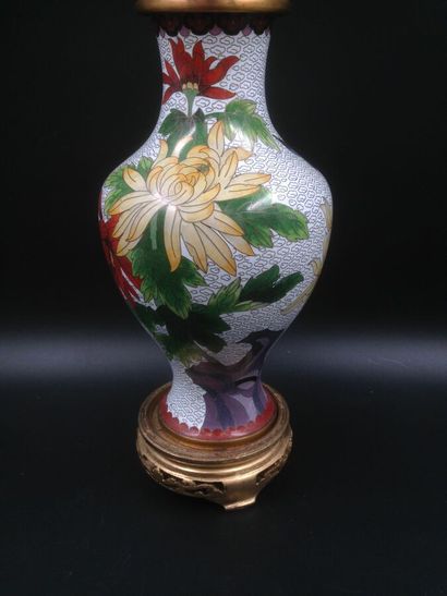null Un vase balustre en cloisonné, Japon avec un socle doré , hauteur 30 cm