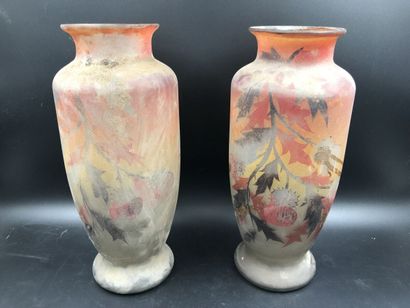 null Une paire de vases en verre à décor automnal, début du 20ème siècle, hauteur...