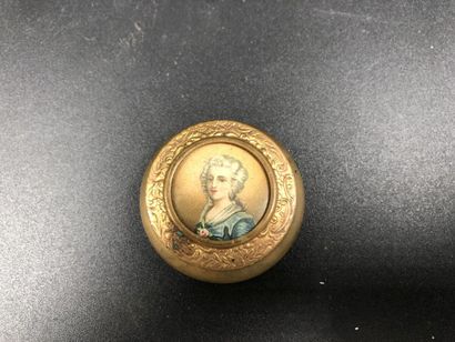 null Une petite boîte à pillules en pomponne à décor d'un portrait de Marie-Antoinette,...