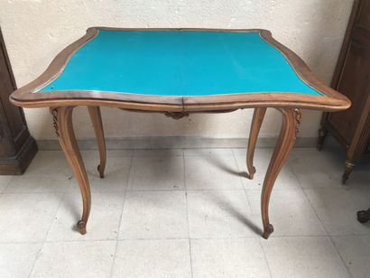 null Une table à jeux, style Louis XV