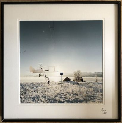null Ecole contemporaine, "Aéroplane dans un paysage de neige", photographie couleurs...