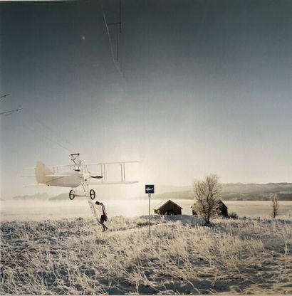 null Ecole contemporaine, "Aéroplane dans un paysage de neige", photographie couleurs...
