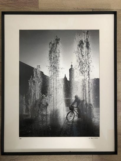 null BOLLINGER Gwenaël (né en 1973), "Bicyclette au milieu de jets d'eau", photographie...
