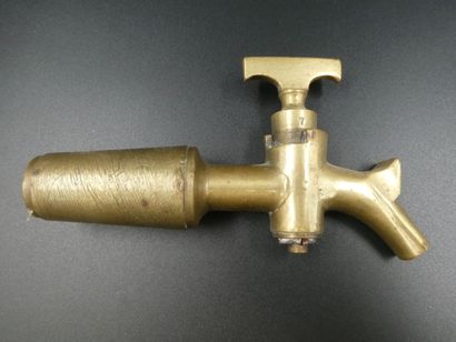null ART POPPULAIRE Un robinet de foudre en bronze, longueur 16 cm