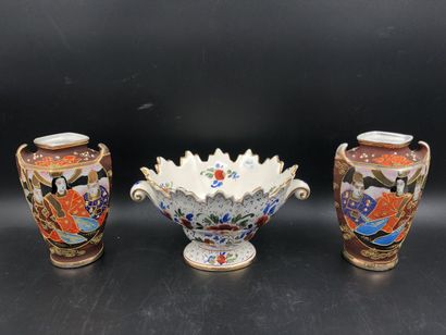 null LOT trois vases dont SATSUMA une paire de petits vases en porcelaine à décor...