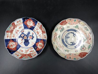 null Deux assiettes en porcelaine à décor polychrome, Japon 19ème siècle, diamètre...