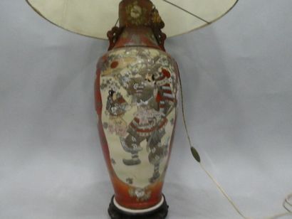 null Un grand vase en porcelaine à décor polychrome, SATSUMA Japon, hauteur 60 cm...