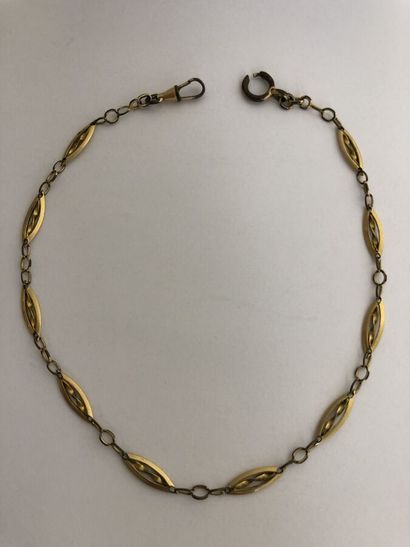 null Une chaîne de montre en métal doré, longueur 39 cm (anneau ressort cassé)