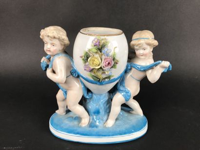 null Un sujet en porcelaine à décor de Putti soutenant un vase ovoïde florale, hauteur...