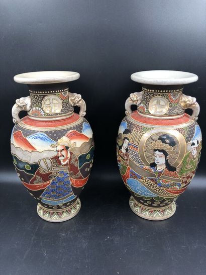 null SATSUMA une paire de vases de forme ovoïde épaulés de deux anses en forme de...