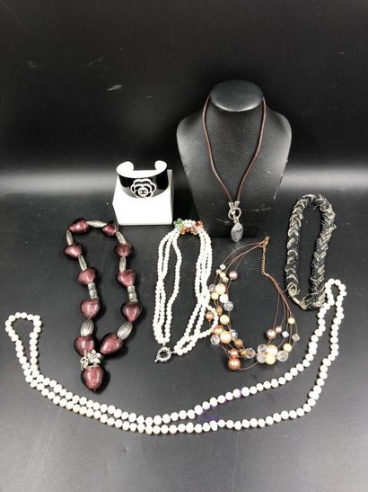 null LOT bijoux fantaisie : 5 colliers, 1 sautoir et 1 bracelet