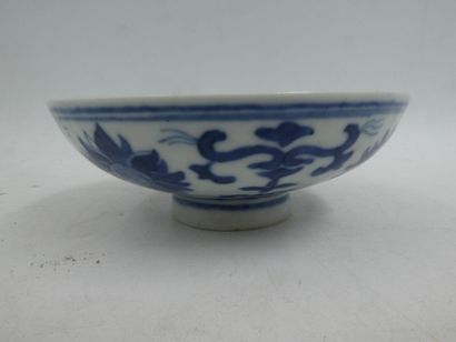 null Une petite coupe sur talon en porcelaine à décor floral bleu marque à six caractères...