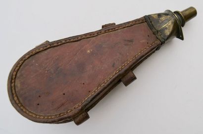 null Wooden powder flask covered with leather, brass tip, circa 1740. 22,5 cm high...