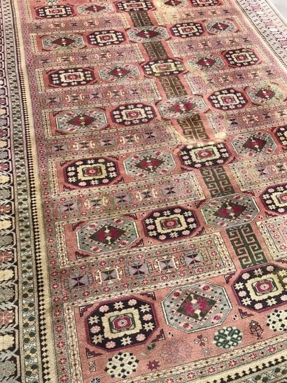 null Un tapis rectangulaire en laine, Ardebil IRAN, 330 x 250 cm, provenance : galerie...