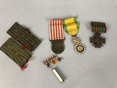 null LOT médailles, barrettes et rubans croix de guerre, grande guerre 1914/1918...