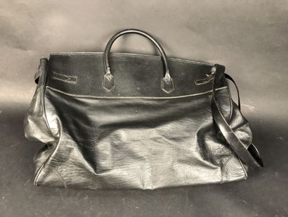 null Un sac de voyage à roulettes en cuir noir, 32 x 57 x 24 cm