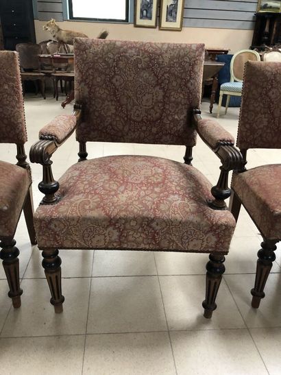 null Une série de six chaises et un fauteuil, style henri II