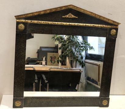 null Un miroir rectangulaire à fronton laqué et doré, style Empire, 63 x 63 cm
