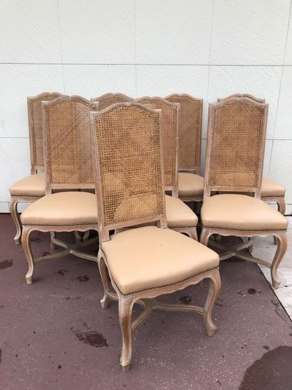 Une série de huit chaises en bois lasuré...