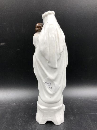 null Une Vierge à l'enfant en porcelaine à décor polychrome, hauteur 25 cm