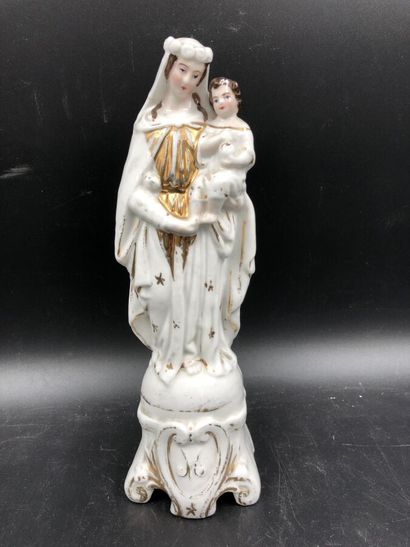 null Une Vierge à l'enfant en porcelaine à décor polychrome, hauteur 25 cm