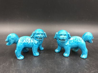 null Une paire de petits lions en céramique à glaçure bleue, Chine, hauteur 5.5 ...