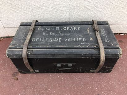 null Une caisse de transport laquée vert marquée "Capitaine R. GRARD...", 27 x 68...