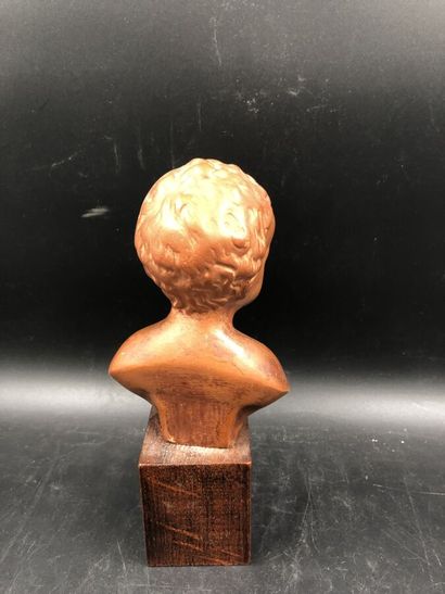 null Un petit buste d'enfant en plâtre patiné socle bois, hauteur totale 23 cm