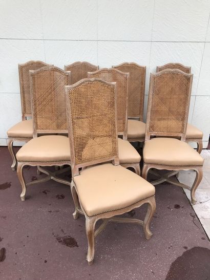 null Une série de huit chaises en bois lasuré à dossiers cannés, style Louis XV