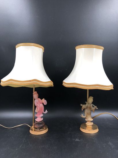 null Une paire de petites lampes à figures de guanyin, hauteur totale 36 cm (petits...