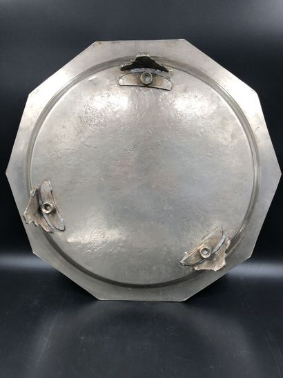 null LOT en métal argenté comprenant : un plateau octogonal Afrique du Nord, un vase...