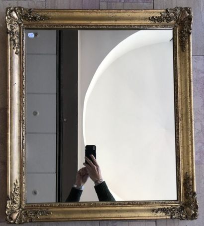 null Un miroir rectangulaire en stuc doré à motifs de branchages, époque Napoléon...