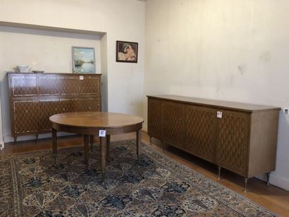 null SUR DESIGNATION : Un mobilier de salle à manger à décor d'incrustation de filets...