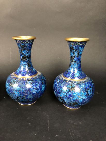 null LOT émaux cloisonnés, Japon : une paire de vases bleus, hauteur 23.5 cm, un...