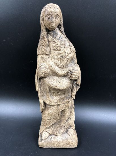 null Une statuette en pierre sculptée patinée figurant une femme, hauteur 28,5 c...