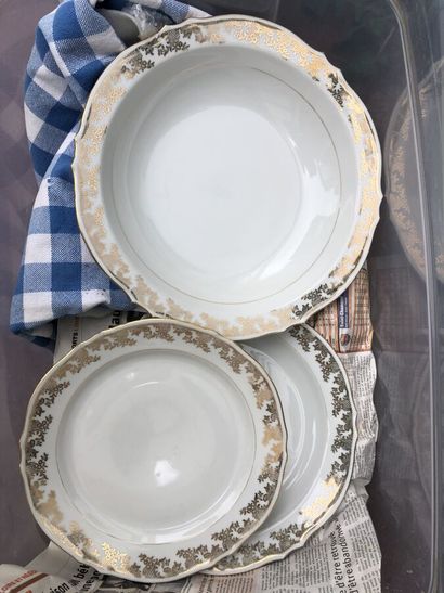 null Limoges, un service de table en porcelaine à décor blanc et or comprenant :...