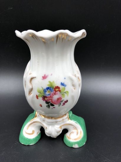 null Un petit vase en porcelaine de Paris à décor floral polychrome, hauteur 12,5...