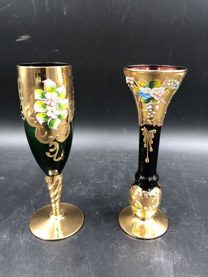 null Deux petits vases en verre à décor émaillé, Murano, hauteur 15 cm