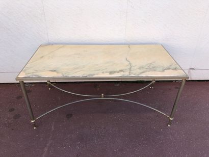 null Une table basse à piétement en métal doré et dessus de marbre beige rose, 40...