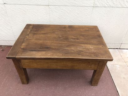 null Une table basse rustique en chêne ouvrant à un tiroir en ceinture
