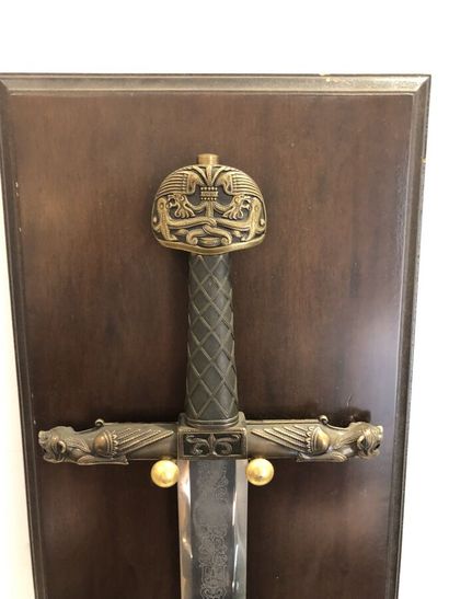 null L'Epée de Charlemagne, épée fantaisie avec support en bois, longueur 97 cm