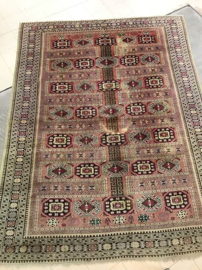 null Un tapis rectangulaire en laine, Ardebil IRAN, 330 x 250 cm, provenance : galerie...