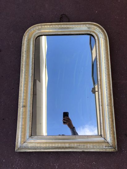 null Un miroir en stuc doré, vers 1900, 54 x 76 cm