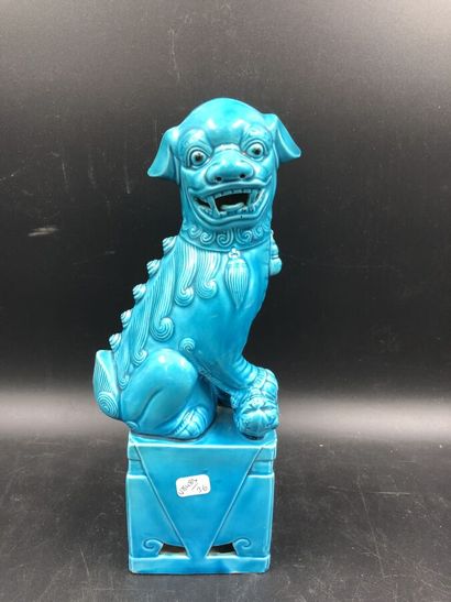 null Un chien de Fö en céramique à glaçure bleue, hauteur 26 cm
